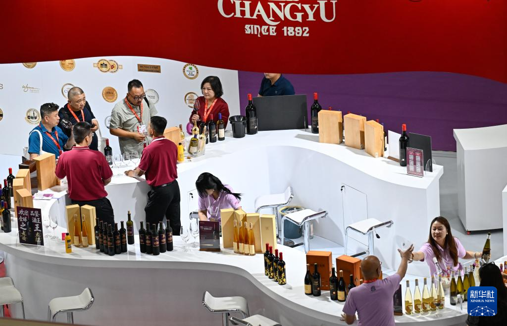 千余名国内外嘉宾共话葡萄酒产业未来-新华网