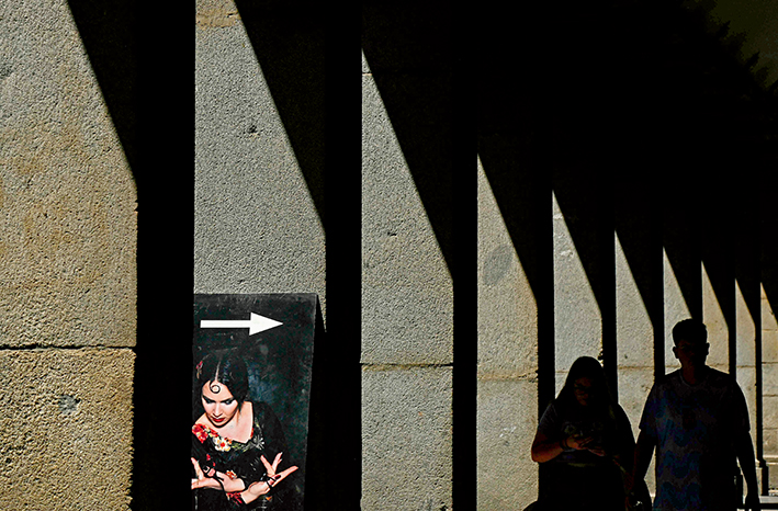 2023 年 5 月 24 日，在吉尔吉斯斯坦比什凯克，西班牙国家弗拉门戈舞蹈团的演员表演舞剧《罗密欧与朱丽叶》