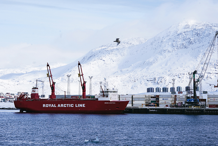 2025年3月20日,货轮停靠在丹麦自治领地格陵兰岛努克港 彭子洋摄/本刊 2025年3月20日,货轮停靠在丹麦自治领地格陵兰岛努克港 彭子洋摄/本刊