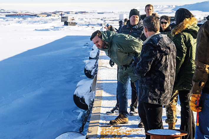2025年3月28日，美国副总统万斯（左一）率代表团访问位于格陵兰岛北部的美国皮图菲克太空基地 新华社美/联
