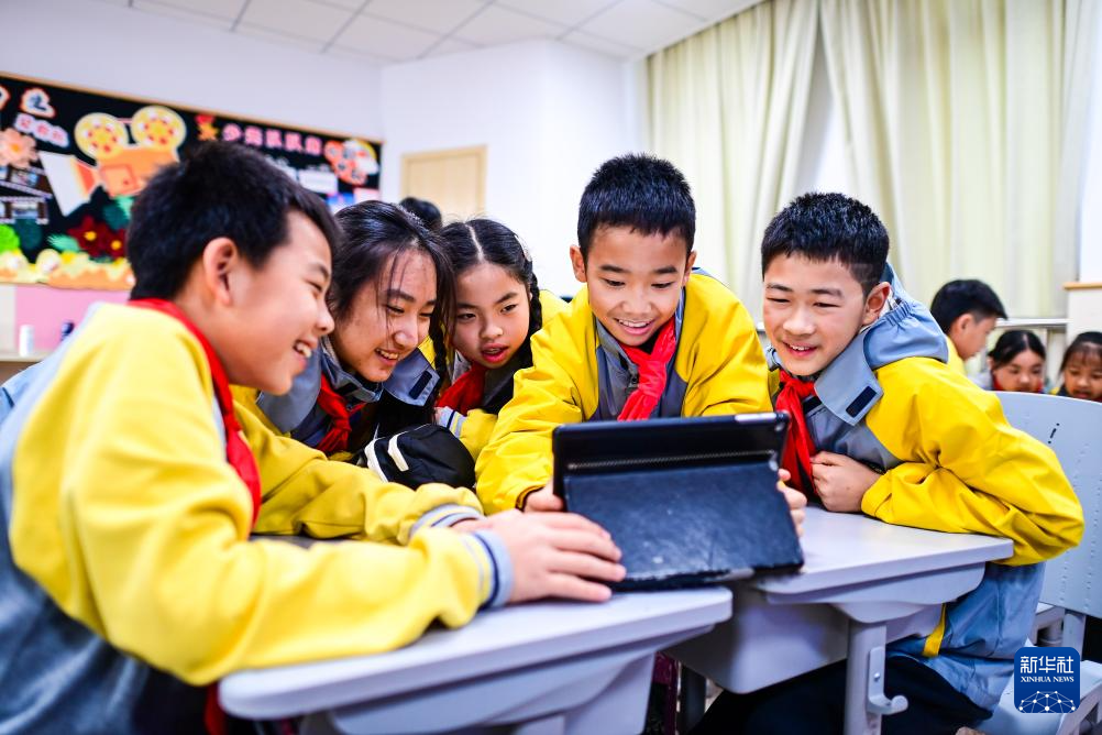 四中全会精神在基层丨人工智能课“落地”杭州中小学,课堂有何新风景?-新华网