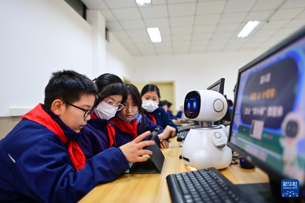 四中全会精神在基层丨人工智能课“落地”杭州中小学,课堂有何新风景?-新华网