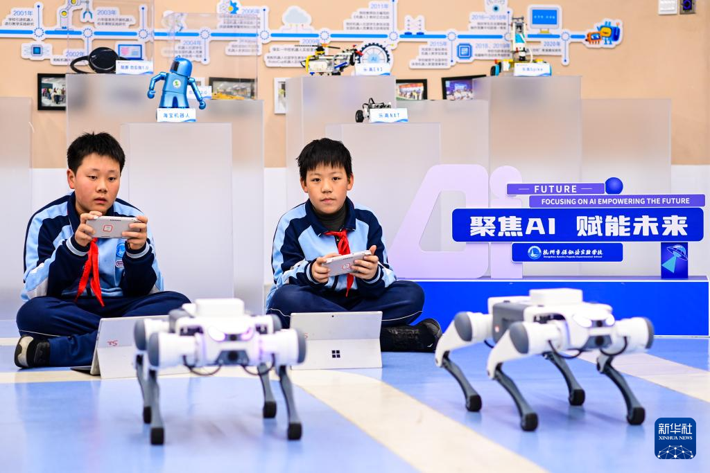 四中全会精神在基层丨人工智能课“落地”杭州中小学，课堂有何新风景？-新华网