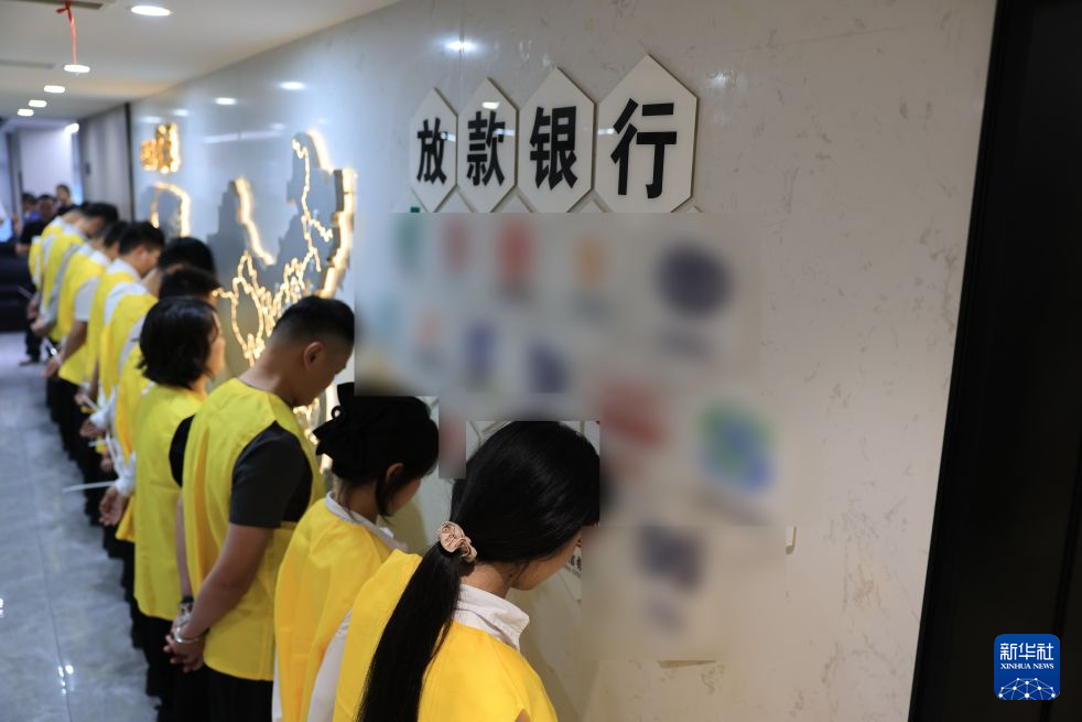 #国内新闻全国扫黑首轮集中收网，1000余个团伙被端、8200余人落网8月10日晚，公安部通报，全国公安机关近日开展深化扫黑除恶专项斗争第一轮集中收网行动，共打掉各类犯罪团伙1000余个，抓获犯罪嫌疑